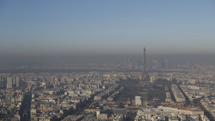 Paris et son nuage de&nbsp;pollution aux particules fines, le 5 décembre 2016. (THOMAS SAMSON / AFP)