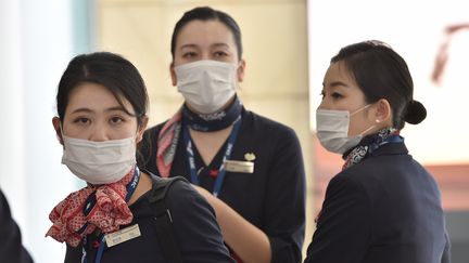 Des hôtesses de la compagnie China Eastern Airlines à l'aéroport de Sydney, le 25 janvier 2020. (PETER PARKS / AFP)