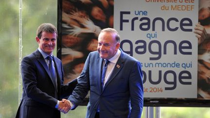 Le pr&eacute;sident du Medef Pierre Gattaz re&ccedil;oit Manuel Valls &agrave; l'universit&eacute; d'&eacute;t&eacute; du Medef &nbsp;&agrave;&nbsp;Jouy-en-Josas (Yvelines), le 27 ao&ucirc;t 2014 (ERIC PIERMONT / AFP)