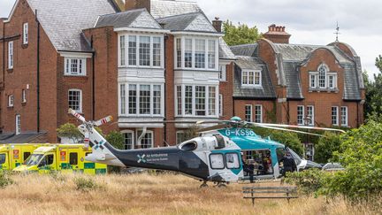 La police et des services de secours interviennent après qu'une voiture a percuté un bâtiment d'une école primaire à Wimbledon (Royaume-Uni), le 6 juillet 2023. (ALEX LENTATI / LNP / SHUTTERSTOCK / SI / SIPA)