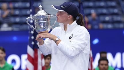 Iga Swiatek peut savourer : elle vient de remporter son troisième titre du Grand Chelem en s'imposant en finale de l'US Open 2022 contre Ons Jabeur, le samedi 10 septembre. (MATTHEW STOCKMAN / AFP)