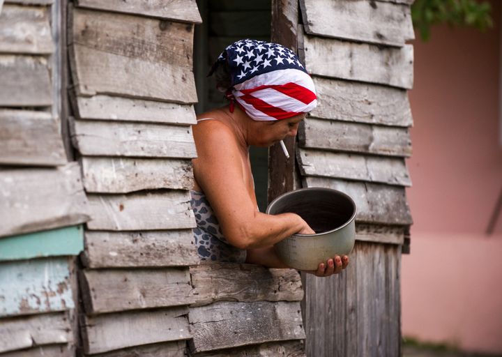 Une femme porte un foulard aux couleurs du drapeau am&eacute;ricain, &agrave; La Havane (Cuba), le 1er juillet 2015.&nbsp; (YAMIL LAGE / AFP)