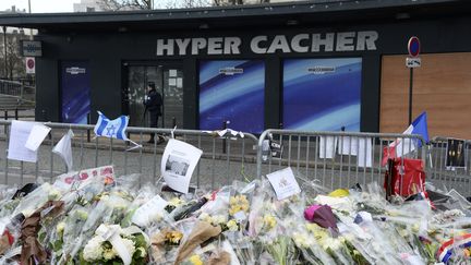 L'entrée de l'Hyper Cacher, le 16 janvier 2015. (BERTRAND GUAY / AFP)