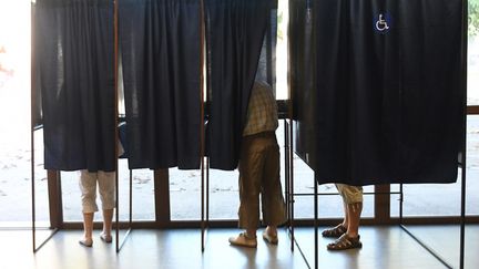 Des électeurs dans un bureau de vote de Perpignan (Pyrénées-Orientales), le 18 juin 2017. (PASCAL PAVANI / AFP)