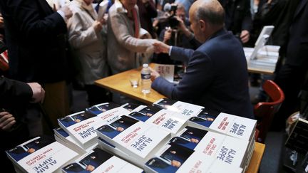 Alain Juppé en séance dédicace en mai 2016, à Rouen. (CHARLY TRIBALLEAU / AFP)