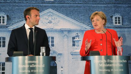 Emmanuel Macron et la chancelière allemande Angela Merkel, le 19 juin 2018,&nbsp;à Meseberg, à 70 km de Berlin. (LUDOVIC MARIN / AFP)