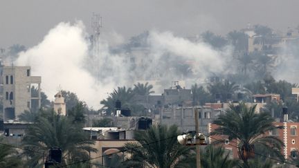 De la fumée s'échappe d'habitations de la ville de Khan Younès, dans le sud de la bande de Gaza, lors de combats entre l'armée israélienne et le Hamas, le 5 décembre 2023. (MAHMUD HAMS / AFP)
