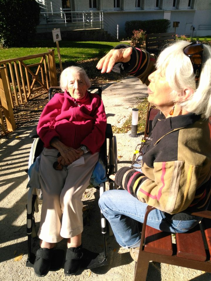 La mère et la fille après un parcours podotactile (Frédérique Marié France Info/ Radio France)