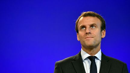 Emmanuel Macron après la passation de pouvoir avec Michel Sapin au ministère de l'Economie, à Bercy, le 31 août 2016. (PHILIPPE LOPEZ / AFP)