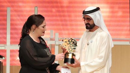 La&nbsp;Britannique Andria Zafirakou reçoit le prix de "meilleur enseignant du monde", le 18 mars 2018 à Dubaï. (KARIM SAHIB / AFP)