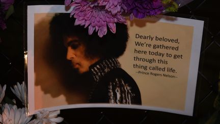 Un message laissé par un fan de Prince devant sa résidence de Paisley Park, dans le Minnesota, après la mort du chanteur, le 21 avril 2016. (MARK RALSTON / AFP)