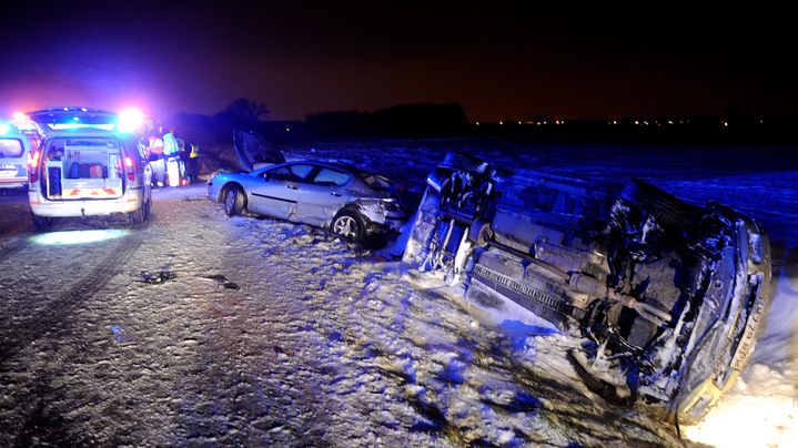 Un v&eacute;hicule renvers&eacute; lors d'un accident sur l'A27, le 11 mars 2013. ( MAXPPP)