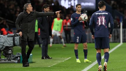 Le coach du PSG donne ses consignes à l'occasion de la victoire parisienne contre Lille, lors de la 21e journée de Ligue 1, le 10 février 2024, au Parc des Princes. (ALAIN JOCARD / AFP)