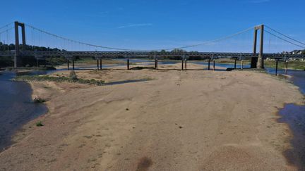 Un pont au-dessus de la Loire asséchée, à&nbsp;Loireauxence (Loire-Atlantique), le 20 septembre 2022. (DAMIEN MEYER / AFP)