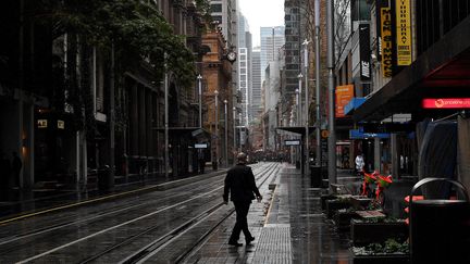 Une rue&nbsp;du quartier d'affaires de Sydney (Australie), reconfinée pour deux semaines, le 28 juin 2021.&nbsp; (SAEED KHAN / AFP)