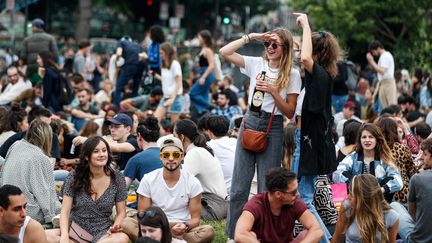 Des jeunes réunis au jardin Villemin dans le 10e arrondissement de Paris pour la Fête de la musique, le 21 juin 2020. (ABDULMONAM EASSA / AFP)