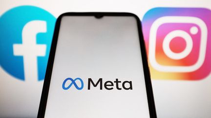 Le logo de Meta affiché sur l'écran d'un smartphone, le 28 avril 2023. (NIKOLAS KOKOVLIS / NURPHOTO / AFP)