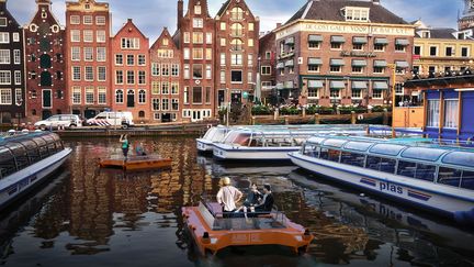 Une image conceptuelle montrant des "roboats" sur un canal d'Amsterdam.&nbsp; (MIT Senseable City Lab / AMS Institute)