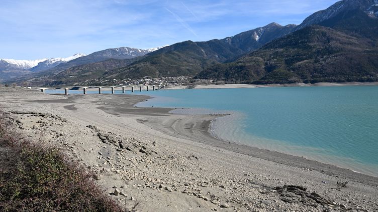 Le lac de Serre-Ponçon (Alpes-de-Haute-Provence) partiellement asséché, le 16 mars 2023. (NICOLAS TUCAT / AFP)