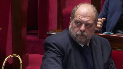 Éric Dupond-Moretti, ministre de la Justice, a adressé des bras d'honneur au patron des députés républicains Olivier Marleix, mardi 7 mars à l'Assemblée nationale. Le garde des Sceaux s'est excusé, mais ses paroles n'ont pas réussi à éteindre la polémique. (FRANCE 2)