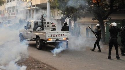 Affrontements à Dakar entre forces de l'ordre et manifestants le 21 février 2012 (AFP - ISSOUF SANOGO )