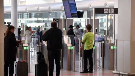 Des passagers sont photographiés le 2 mai 2016, jour de la réouverture du hall des départs à Bruxelles-Zaventem, frappé le 22 mars par des attentats. (ERIC LALMAND / BELGA MAG / AFP)