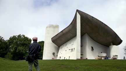 La chapelle du&nbsp;Notre-Dame-du-Haut à Ronchamps (Haute-Saône),&nbsp;construite par Le Corbusier entre 1953 et 1955 et photographiée ici, le 9 septembre 2011. (SEBASTIEN BOZON / AFP)