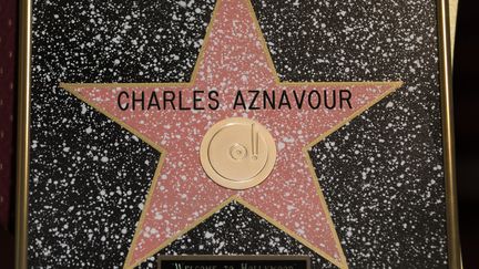 L'étoile honorifique reçue par Charles Aznavour, le 27 octobre 2016 à Hollywood. (JONATHAN ALCORN / AFP)