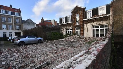 Un mur effondré dans le quartier du&nbsp;Vieux-Lille (Nord) après le passage de la tempête Eunice, le 18 février 2022. (MAXPPP)