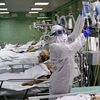 Des soignants prennent en charge des patients atteints du Covid-19 en unité&nbsp;de soins intensifs à l'hôpital Vinogradov, à Moscou (Russie), le 12 mai 2020.&nbsp; (ALEXEY MAISHEV / SPUTNIK / AFP)