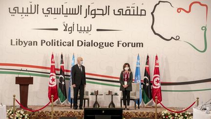 Le président tunisien Kaïs Saïed et la représentante de l'ONU pour la Libye Stephanie Williams ouvrent le Forum pour le dialogue politique en Libye, le 9 novembre 2020 à Tunis. (YASSINE GAIDI / ANADOLU AGENCY)