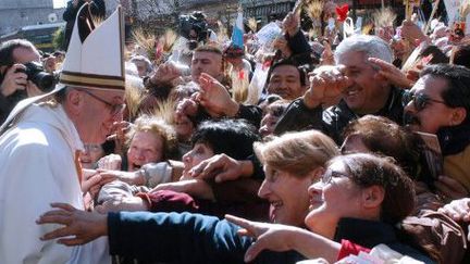 Jorge Mario Bergoglio, alors archevêque de Buenos Aires, saluant des fidèles dans la capitale argentine (vers 2007). ( AFP - NA - CLAUDIA CONTERIS)