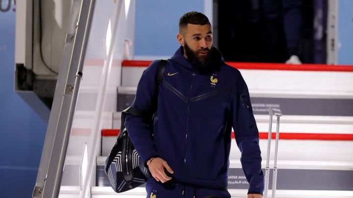 Karim Benzema à la descente de l'avion, à l'aéroport international Hamad de Doha (Qatar), le 16 novembre 2022. (ODD ANDERSEN / AFP)