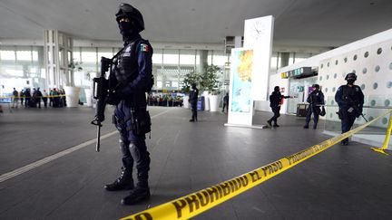 Un policier &agrave; l'a&eacute;roport de Benito Juarez, &agrave; Mexico (Mexique), le 25 juin 2012. (ALFREDO ESTRELLA / AFP)