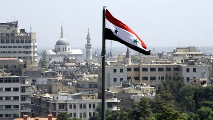 Le drapeau syrien flotte &agrave; Damas (Syrie), le 20 septembre 2012. (LOUAI BESHARA / AFP)