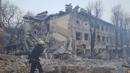 Cette photo distribuée par le service d'urgences de l'Etat ukrainien, le 11 mars 2022, montre des sauveteurs travaillant sur les lieux d'une attaque aérienne à Dnipro. (HANDOUT / STATE EMERGENCY SERVICE OF UKRAI / AFP)