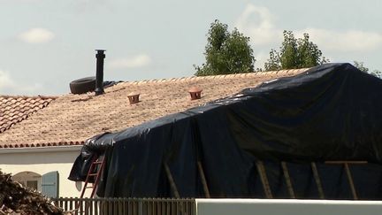 Il y a trois semaines, le village de La Laigne, en Charente-Maritime, subissait un fort séisme. Aujourd’hui, certaines familles vivent toujours dans des habitations de fortune. (franceinfo)