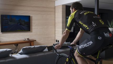 Le coureur cycliste suisse&nbsp;Michael Albasini, membre de l'équipe Mitchelton-Scott, s'entraîne chez lui sur son vélo à Gais (Suisse), le 17 avril 2020. (GIAN EHRENZELLER / KEYSTONE / EPA / MAXPPP)