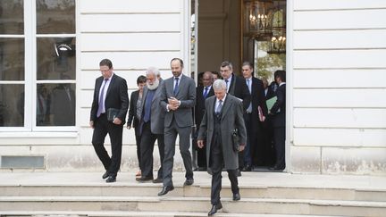 Edouard Philippe et les différentes parties calédonniennes, à Matignon (Paris), le 2 novembre 2017.&nbsp; (JACQUES DEMARTHON / AFP)