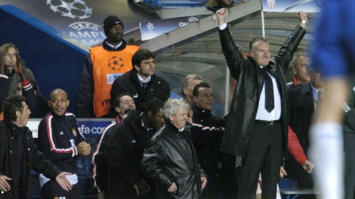 Didier Deschamps exulte sur le banc de l'AS Monaco après avoir décroché, contre Chelsea, le 5 mai 2004 à Londres, une qualification pour la finale de la Ligue des champions. (DARREN WALSH / REUTERS)