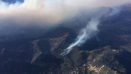 Vue aérienne d'un incendie près du village de Calenzana (Haute-Corse) le 25 février 2019. (SDIS HAUTE CORSE / SDIS HAUTE CORSE)