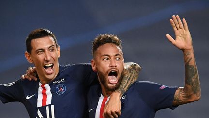 Les joueurs parisiens&nbsp;Angel Di Maria et Neymar, après leur victoire en demi-finale de la Ligue des champions contre Leipzig (3-0), le 18 août 2020 à Lisbonne (Portugal). (DAVID RAMOS / POOL / AFP)