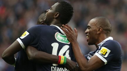 Le Bordelais Cheick Diabat&eacute; est f&eacute;licit&eacute; par ses partenaires apr&egrave;s avoir marqu&eacute; face &agrave; Evian Thonon Gaillard, vendredi 31 mai 2013 au Stade de France (Saint-Denis), &agrave; l'occasion de la finale de la Coupe de France. (THOMAS SAMSON / AFP)