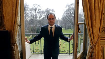 Le pr&eacute;sident fran&ccedil;ais Fran&ccedil;ois Hollande pose &agrave; la fen&ecirc;tre de son bureau au palais de l'Elys&eacute;e &agrave; Paris, le 24 f&eacute;vrier 2015. (PHILIPPE WOJAZER / AP / SIPA)