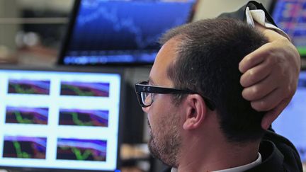 Un trader regarde la bourse s'effrondrer, dans une banque &agrave; Lisbonne (Portugal), le 3 juillet 2013. (© JOSE MANUEL RIBEIRO / REUTERS / X00727)