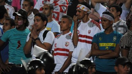 Des supporters du club de Zamalek, lors d'un match contre l'équipe du Caire ENPPI, en 2011. (MOHAMED HOSSAM / AFP)