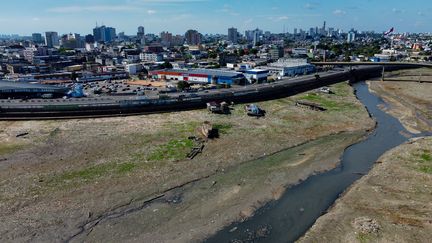 Le Rio Negro asséché dans la zone du port de Manaus, au Brésil, le 23 septembre 2023. (MICHAEL DANTAS / AFP)