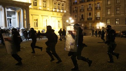 Charge of police officers in Belgrade, December 24, 2023. (ANDREJ CUKIC / MAXPPP)