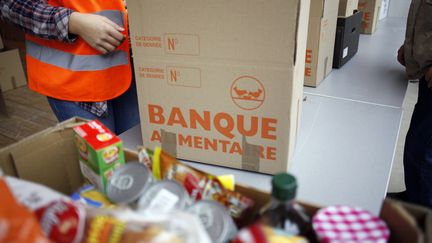 Opération de la banque alimentaire en novembre 2014 à Paris. (ELIOT BLONDET / AFP)