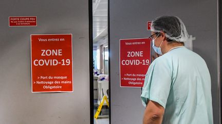 Dans le service de réanimation de l'hôpital de Perpignan (Pyrénées-Orientales), le 5 mars 2021. (CLEMENTZ MICHEL / MAXPPP)